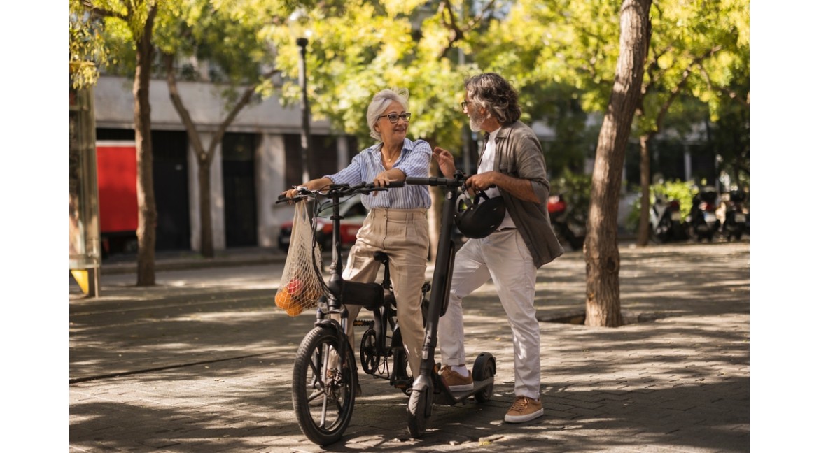 Trotinete electrice vs. biciclete electrice: care este cea mai bună opțiune pentru tine?